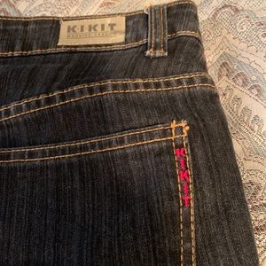 Black jeans with slimming linear pattern in mint condition